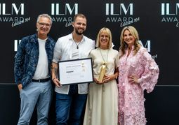 Ralf, Jan und Sandra Maurer (von links) freuen sich über die Auszeichnung, die von Frauke Ludowig überreicht wurde.
